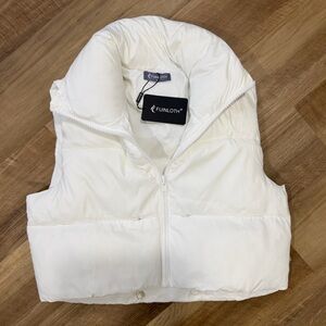 Women’s White slightly cropped Puffer Vest size medium